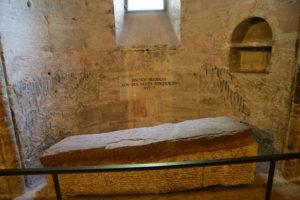 Le sarcophage de l’évêque Rodolphe dans la crypte de Notre-Dame de Bâle.