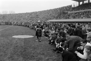Ein Polizist sorgt im Fussballstadion für Ordnung, 1961.
