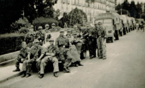 Soldats SS devant le Grand Hôtel des Îles Borromées de Stresa. Cette photographie a été prise à l’automne 1944, après une opération dans le val d’Ossola.
