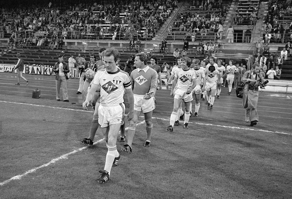 Der FC Zürich war 1976 der erste Schweizer Fussballverein, der Werbung auf seine Trikots platzierte.