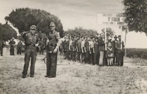Dienstag, 20. Juni 1944, zwei deutsche Offiziere vor einer Gruppe Partisanen in Fondotoce, Provinz Verbania. Die insgesamt 45 Personen wurden in den folgenden Stunden erschossen.