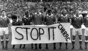 Die Schweizer Nationalmannschaft mit Protesttransparent gegen französische Atombombentests beim Spiel gegen Schweden im Herbst 1995.