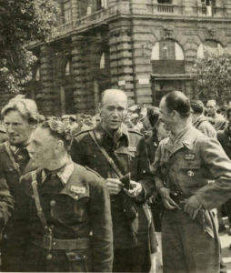 Armando Calzavara (à gauche), chef de partisans, en 1945 à Milan. Pendant la guerre, il dirigea un groupe de résistants dans la région de Cannobio. Par la suite, il occupa un poste de manager chez Olivetti à Zurich pendant plusieurs années.