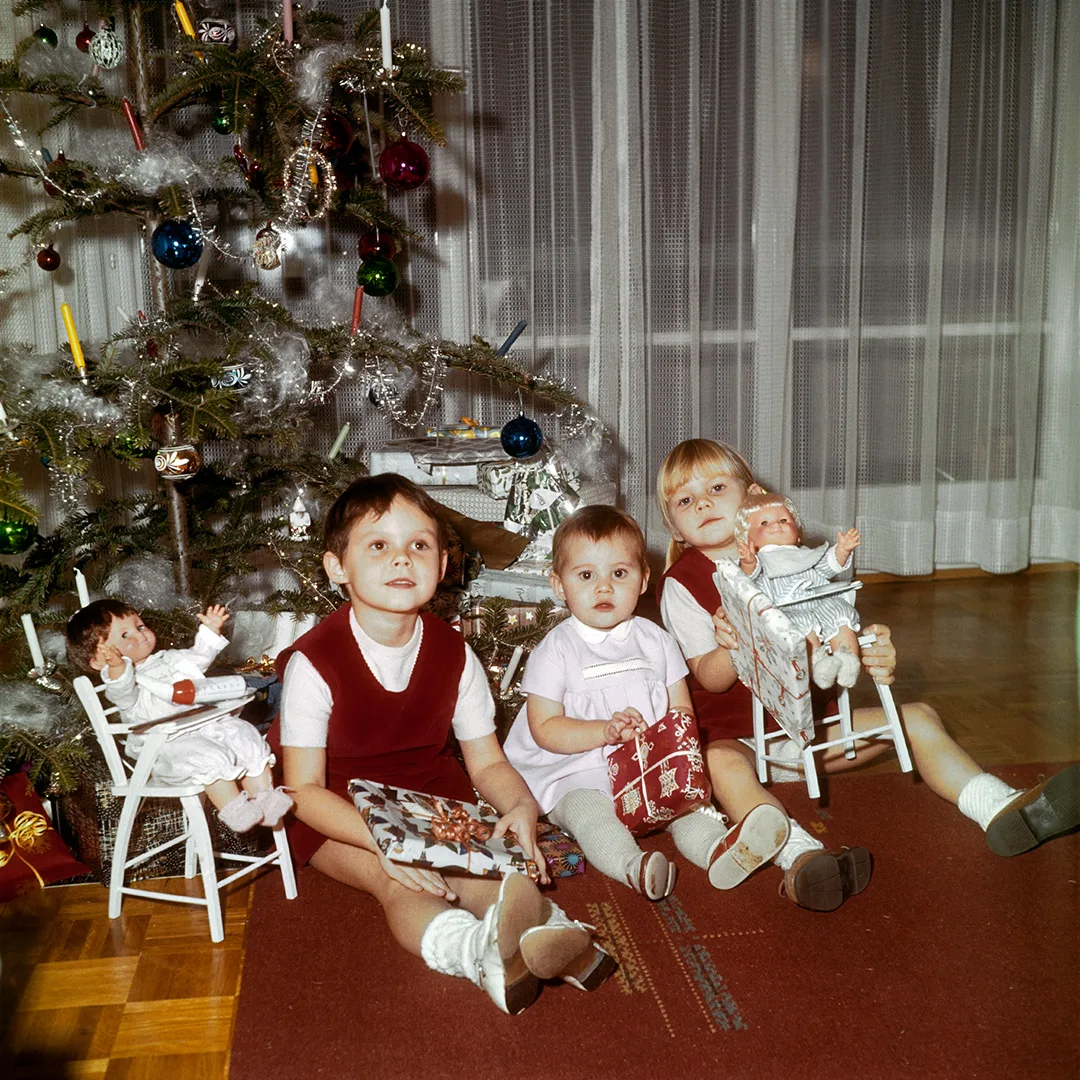 Bescherung um 1958: Der Wirtschaftsaufschwung nach dem Zweiten Weltkrieg sorgt für mehr Geschenke unter dem Christbaum.