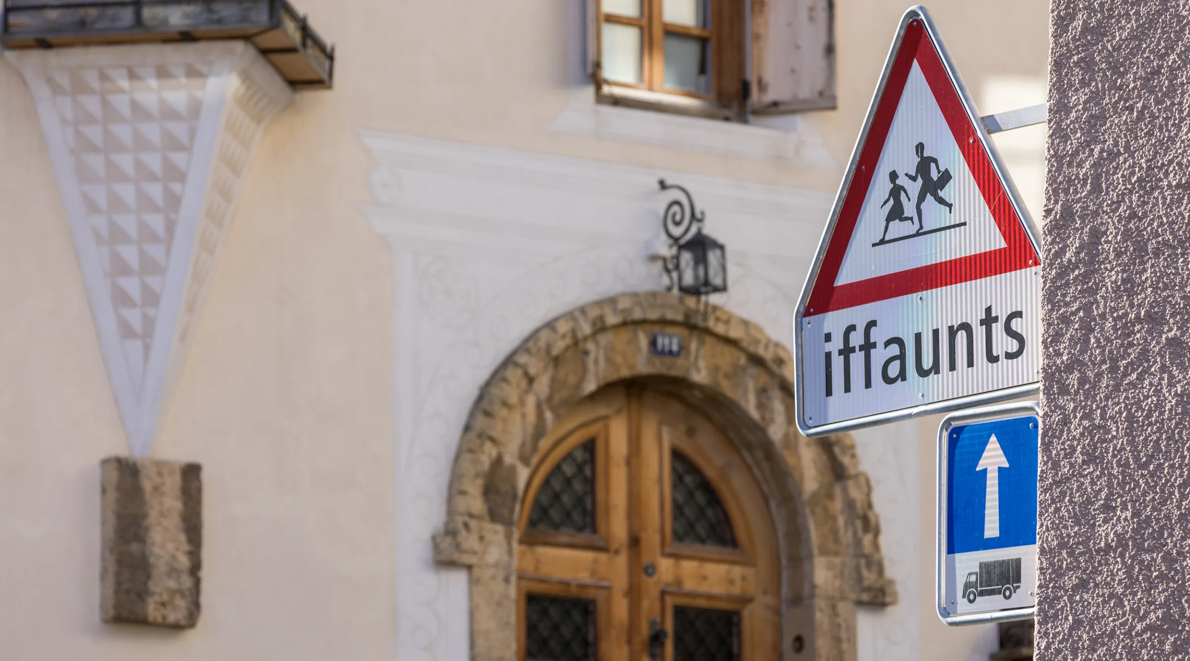 Rätoromanisches Verkehrsschild in Zuoz.