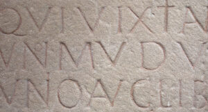 Inscription sur une stèle funéraire romaine, trouvée au Lindenhof à Zurich.