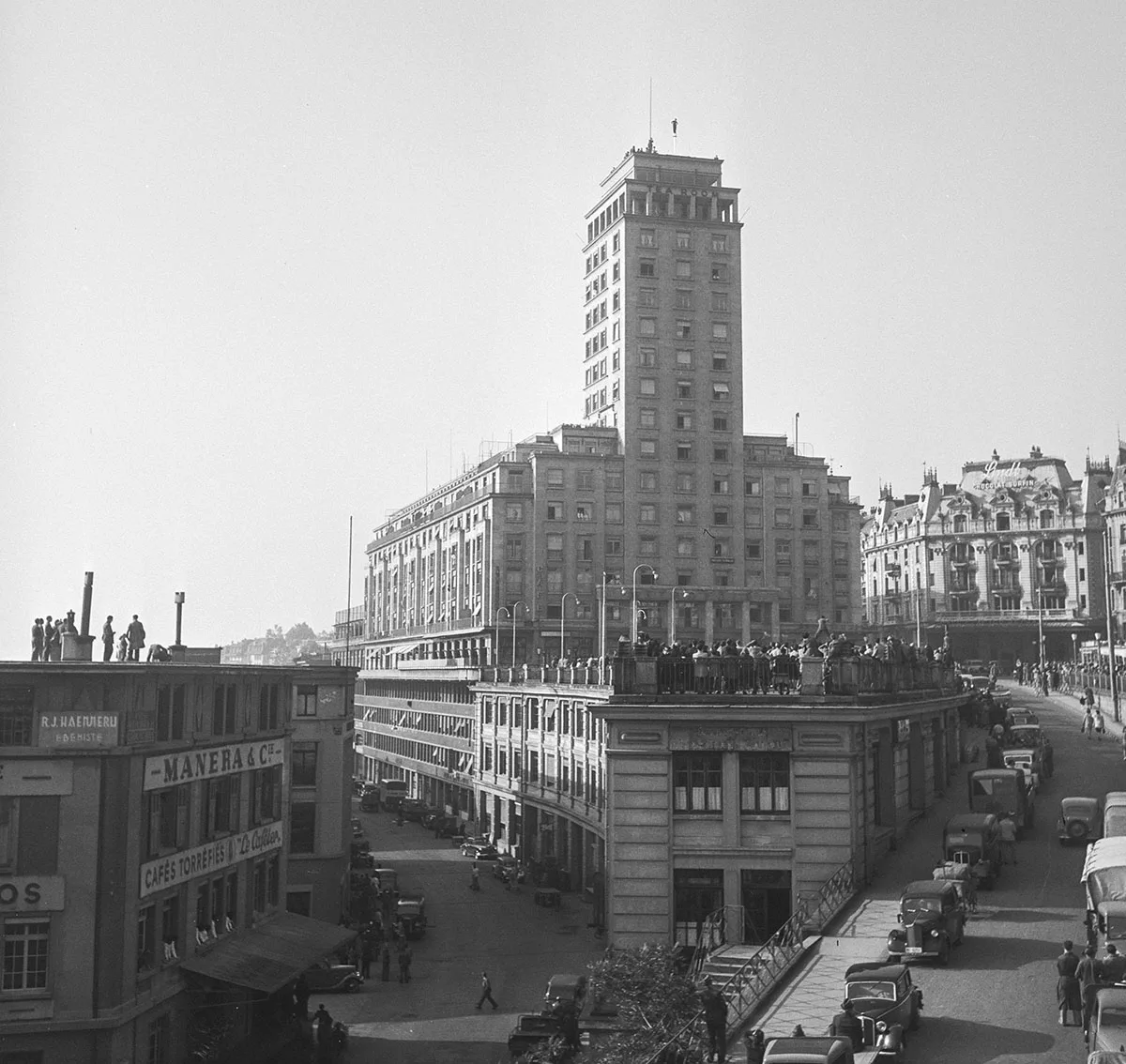 Grosses Spektakel im Oktober 1947 auf dem Bel-Air-Turm in Lausanne. Die Zuschauer unten schauen gebannt auf Unus, den Einzigartigen, oben.