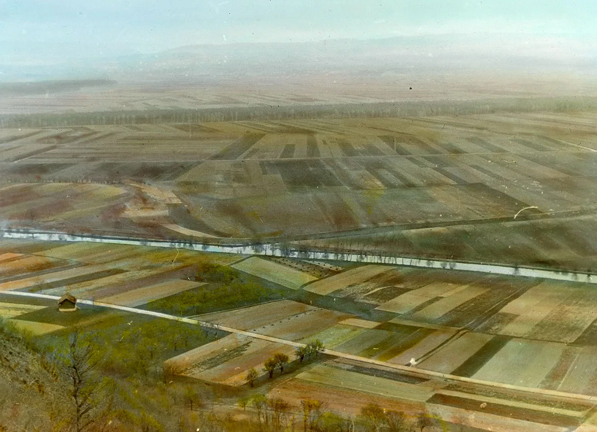 Blick vom Mont Vully über das Grosse Moos mit dem Broye-Kanal, kolorierte Aufnahme von Leo Wehrli, 1942.