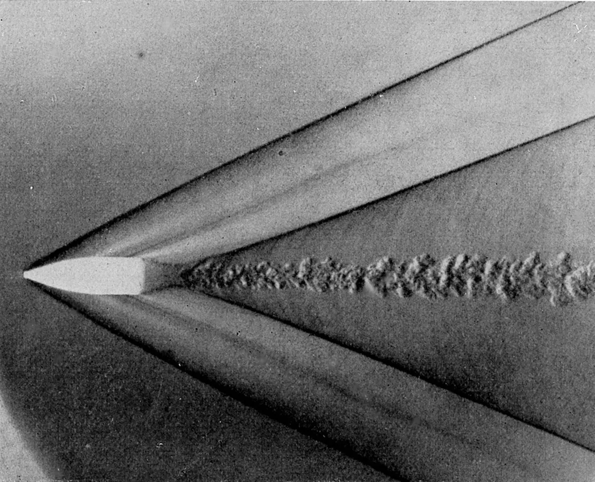 Schlierenaufnahme eines Spitzengeschosses, 1930.