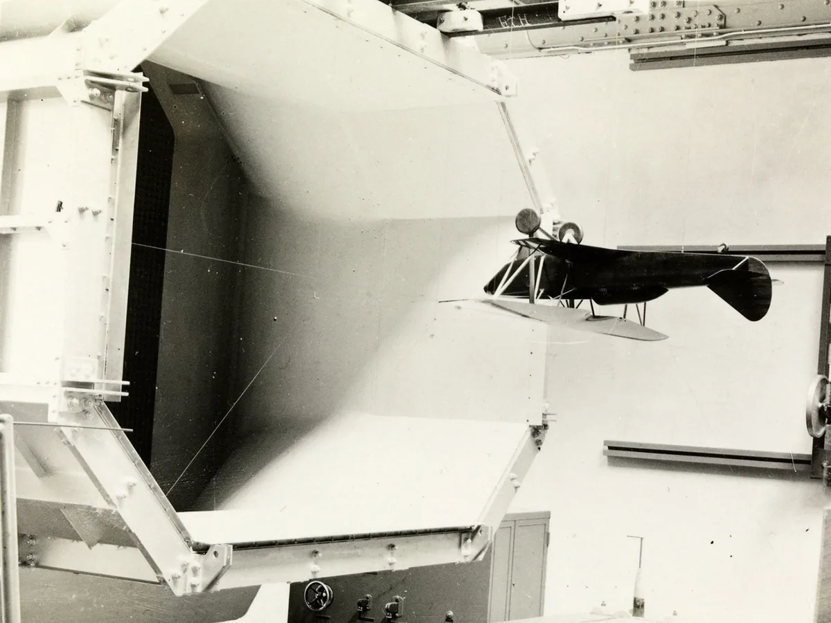 Windkanaluntersuchung an einem C-35-Flugzeugmodell, 1935.