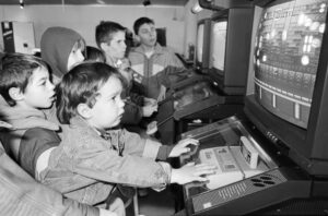 Des enfants jouent à des jeux vidéo au musée des transports de Lucerne, avril 1993.