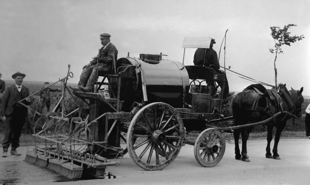 Erste Teerungsmaschine bei Dieppe, Frankreich, 1905.