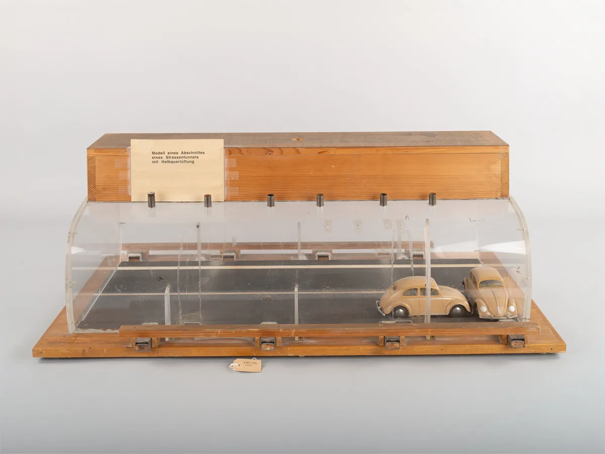 Windkanalmodell eines Strassentunnelabschnitts mit Halbquerlüftung, um 1961. Sammlung wissenschaftlicher Instrumente und Lehrmittel.