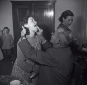Siegfried checking the teeth of a Yenish girl, 1953.
