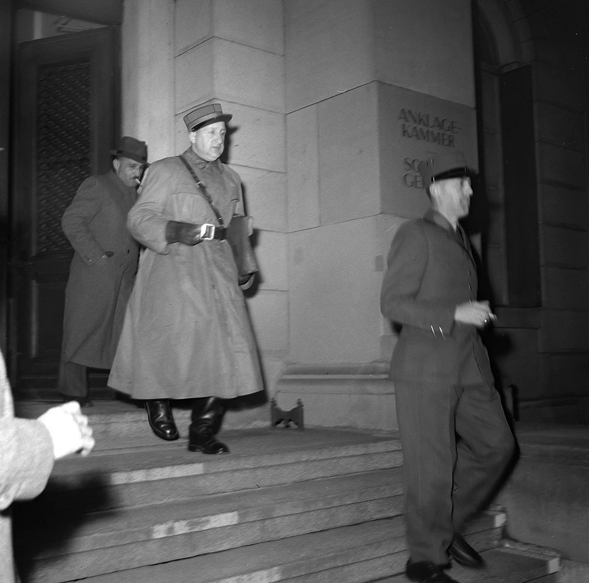 Der Angeklagte André Béguin verlässt im Februar 1946 das Gerichtsgebäude in Zürich.