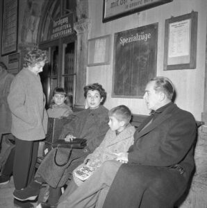 Jacobo Arbenz und seine Familie am Bahnhof Visp, 1955.