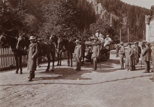 Eines der seltenen Fotos aus der Zeit des Autoverbots: In Scuol Tarasp wird 1909 ein Auto mit Pferdekraft durch das Dorf geschleppt.
