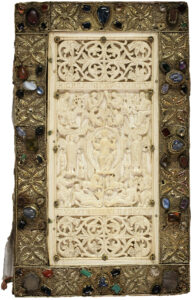 Ein zur Blütezeit des Klosters St. Gallen entstandener Buchdeckel aus Elfenbein. Geschnitzt von Mönch Tuotilo, um 895.