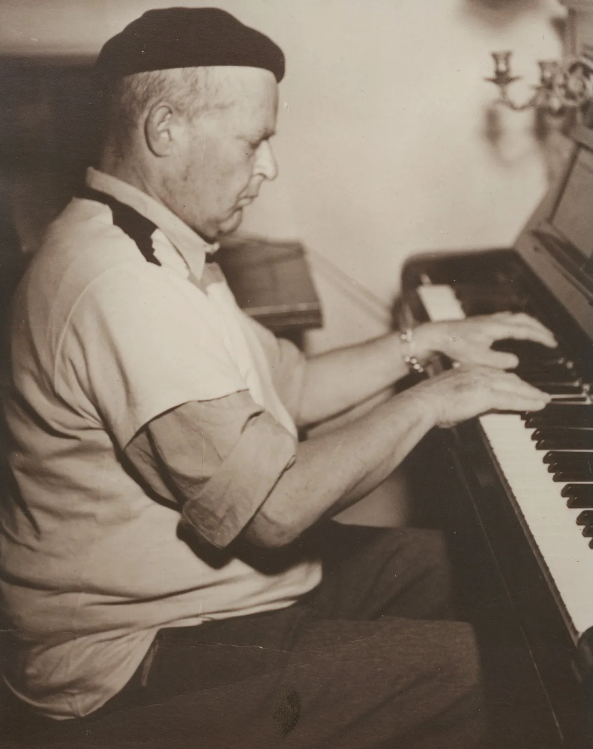 Charles-Albert Cingria am Piano, um 1942.