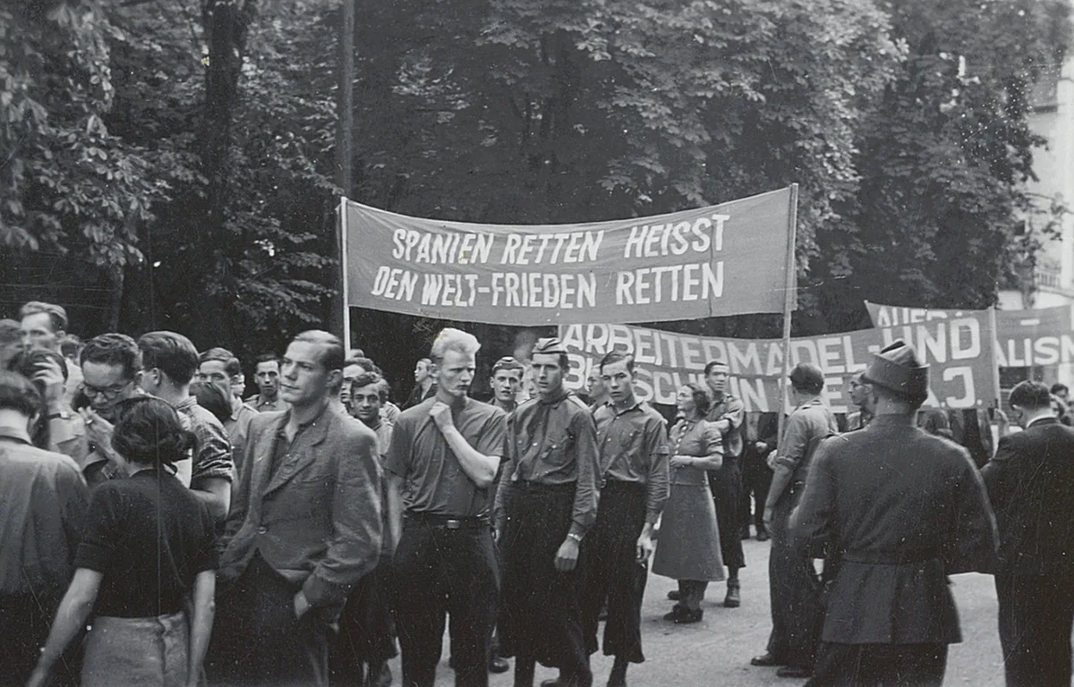 Eine von vielen Demonstrationen gegen den Spanischen Bürgerkrieg: Am 1. Mai 1938 gingen zahlreichen Menschen in Baden (AG) auf die Strasse, um gegen diesen Konflikt zu protestieren.