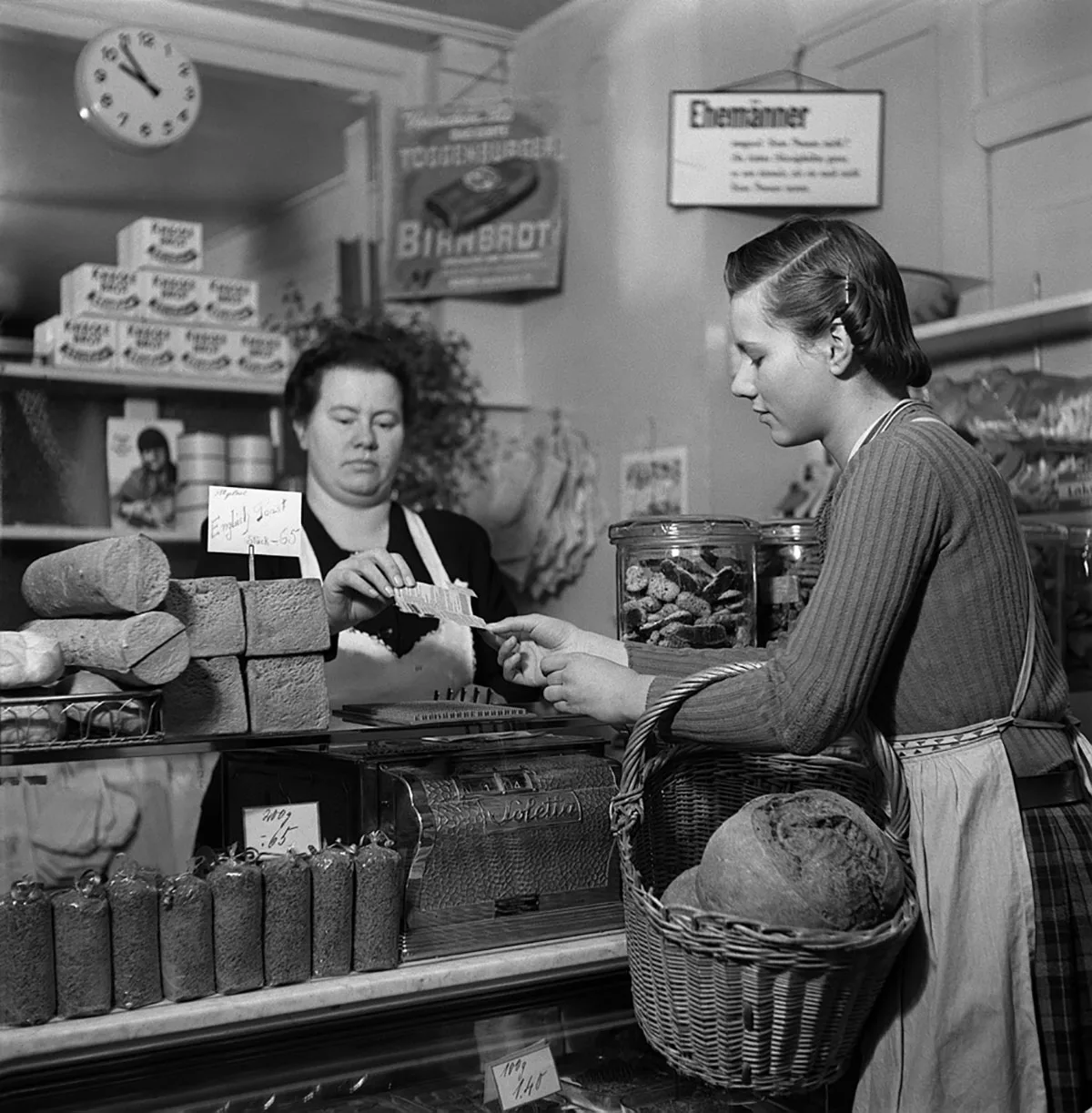 Eine Hausfrau kauft während des Zweiten Weltkriegs Lebensmittel, aufgenommen im Jahr 1943.