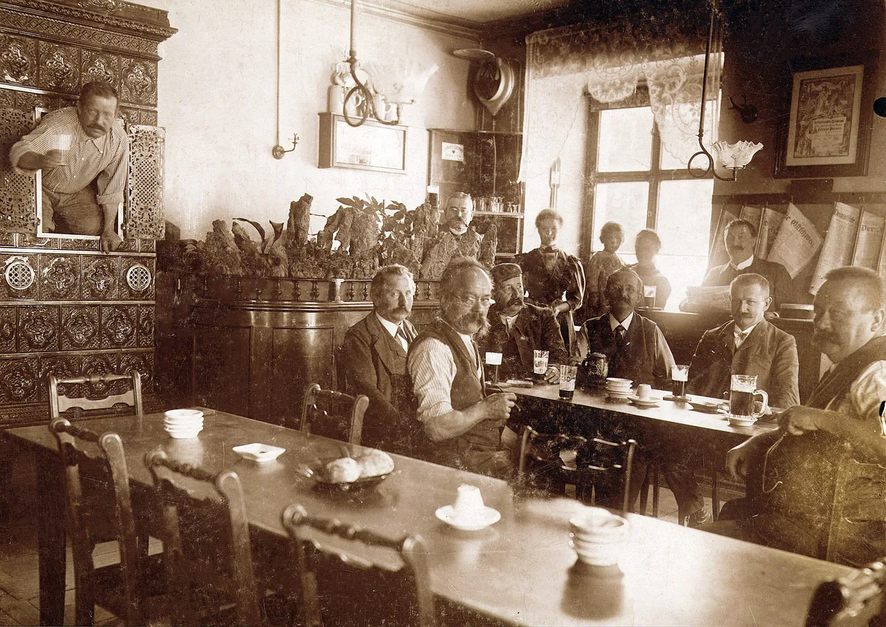 Bierrunde im Restaurant Prestegg in Altstätten, um 1930.