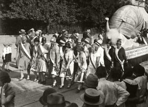 Parade d'ouverture de l’Exposition suisse sur le travail des femmes (SAFFA) en 1928. L'escargot symbolise «les progrès réalisés dans le suffrage féminin en Suisse».