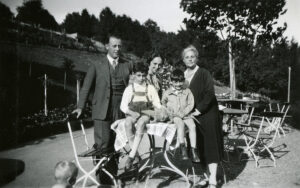 Leni und Erich mit den Söhnen Stephan und Buddy und Lenis Mutter Alice. Das Bild stammt aus dem Jahr 1929, kurz vor der Emigration der Familie nach Basel.