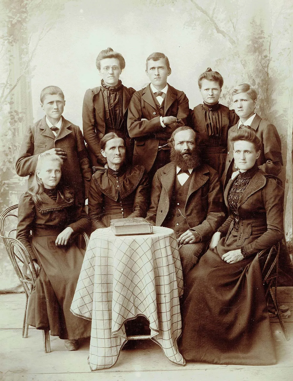 Familie Hauswirth auf einer Fotografie von 1900. Die junge Frieda sitzt vorne links.