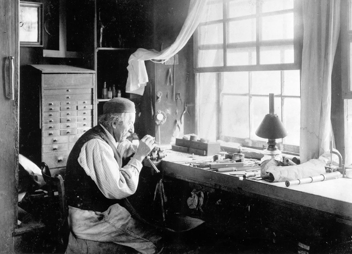 Diesen Uhrmacher kennen wir doch! Fotografie von Fred Boissonnas, um 1890.