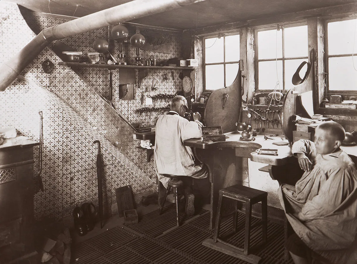 Boissonnas Blick in eine Gravurwerkstatt des beginnenden 20. Jahrhunderts.