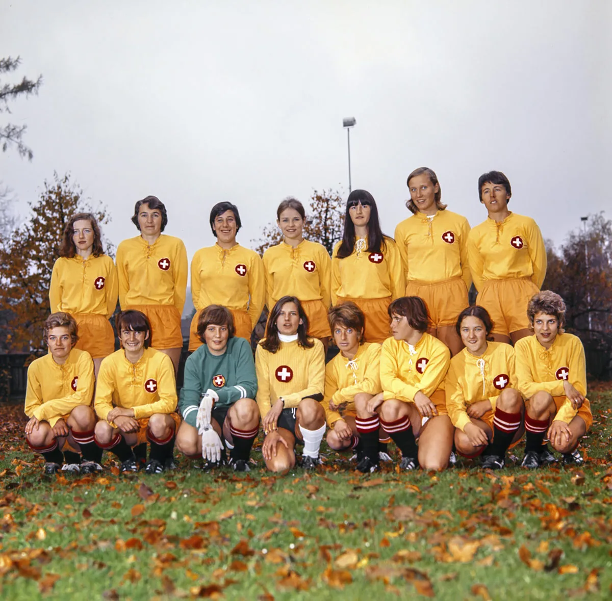 Die Schweizer Fussballerinnen mussten lange Zeit mit Trikot von Junioren vorliebnehmen. Wie hier beim ersten Länderspiel 1970 in Schaffhausen.