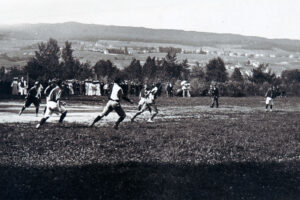Der frühe Fussball war auch ein Kampf gegen Maulwurfshügel und Mäuselöcher. Fussballspieler in der Westschweiz, um 1900.