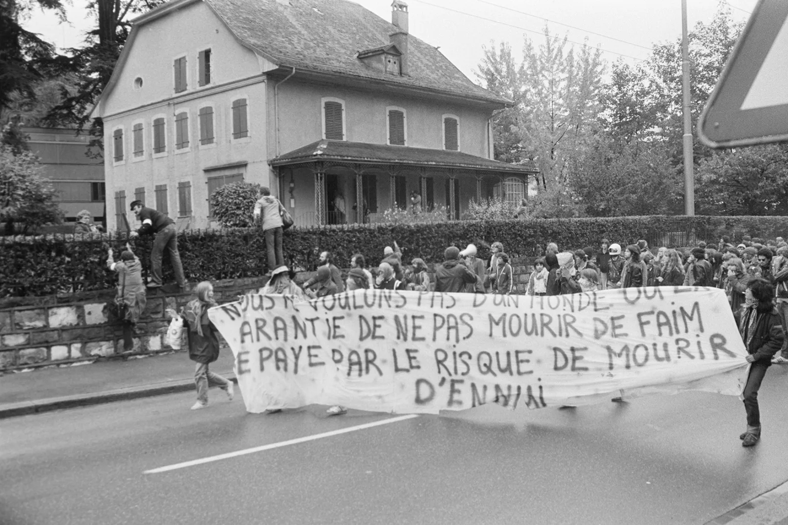 Das Transparent trägt die Botschaft: «Nous ne voulons pas d’un monde où la garantie de ne pas mourir de faim se paie par la certitude de mourir d’ennui!»