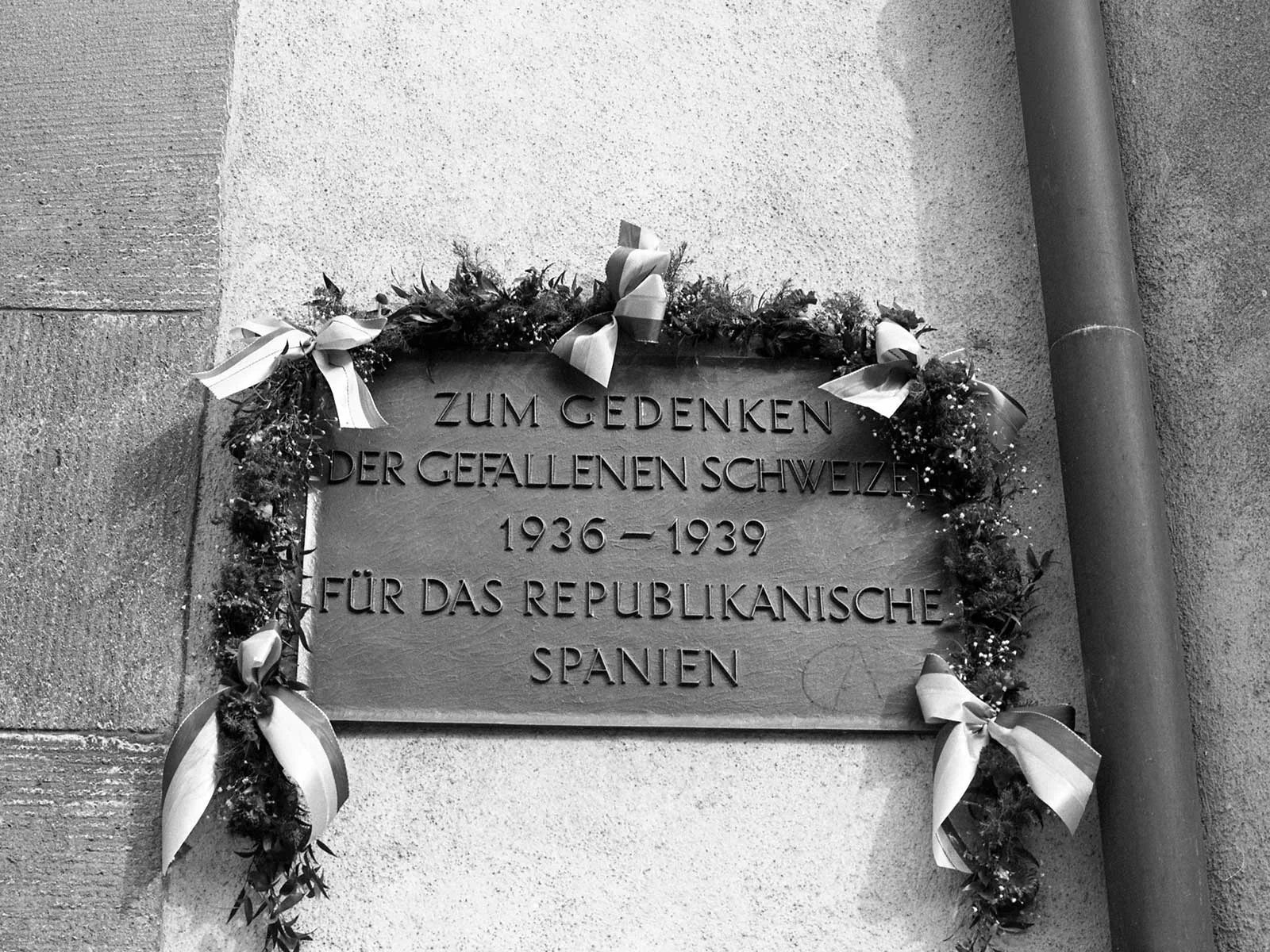 Im Oktober 1976 wurde in Zürich eine Gedenktafel für die gefallenen Schweizer eingeweiht, welche für die Spanische Republik gekämpft hatten.