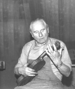 Am Ende seines Arbeitslebens kehrte Karl Schneider zurück zum Geigenbau. Foto von 1977.
