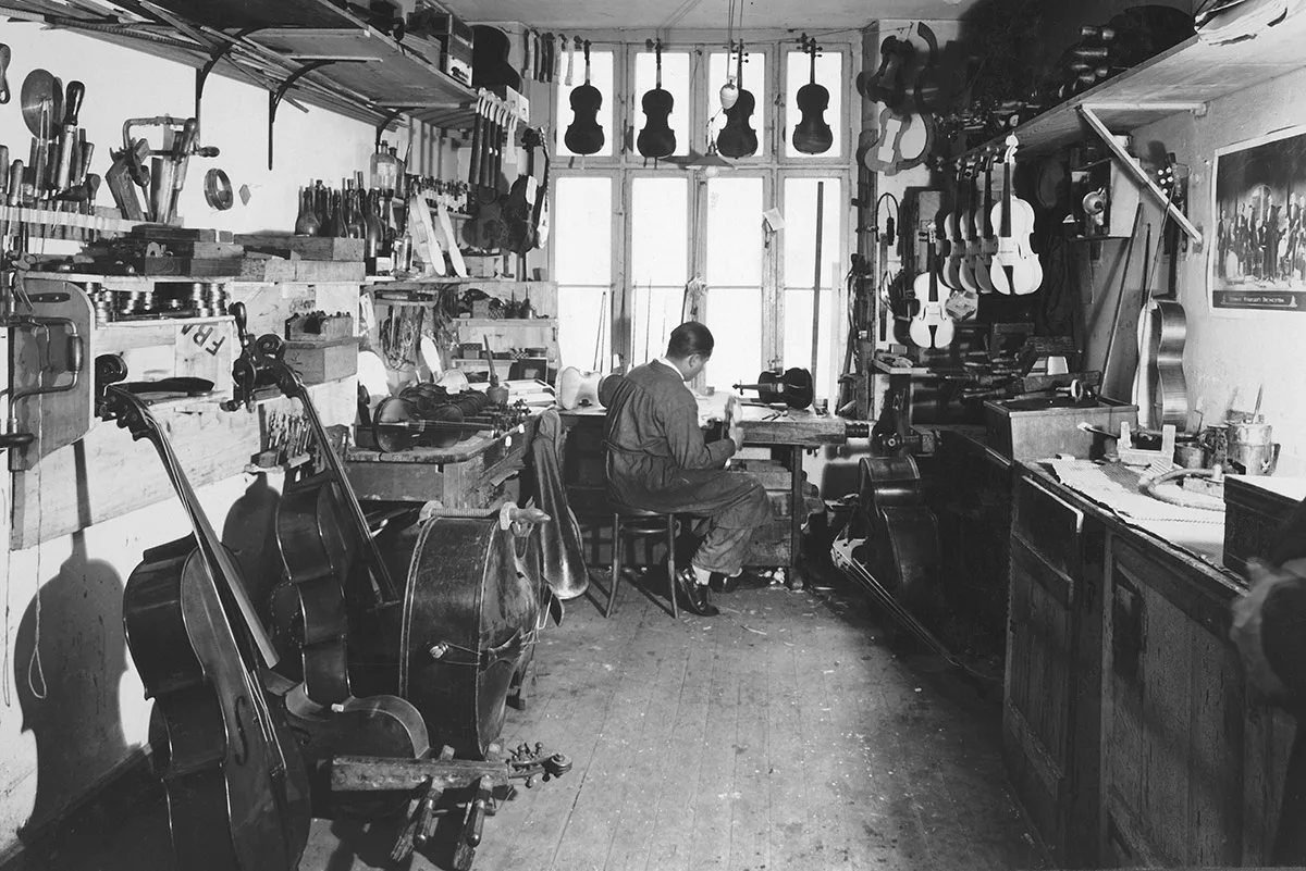 Karl Schneider als junger Geigenbauer im Atelier von Paul Meinel in Basel, um 1928.