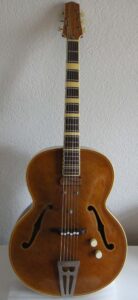 Grando E-Jazz-Gitarre aus den 1930er-Jahren, hergestellt von Karl Schneider.