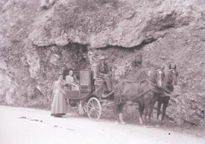 Photo of the Röntgens, 1890 in Finstermünz, Austria: in the coach sits Professor Röntgen’s wife, Bertha Röntgen-Ludwig, and in the driving seat, coachman Emmanuel Schmid.