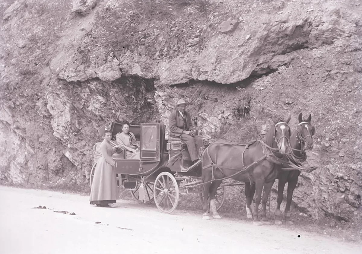 Gruppenbild mit Damen, 1890 in Finstermünz. Auf dem Bock Lohnkutscher Emanuel Schmid.