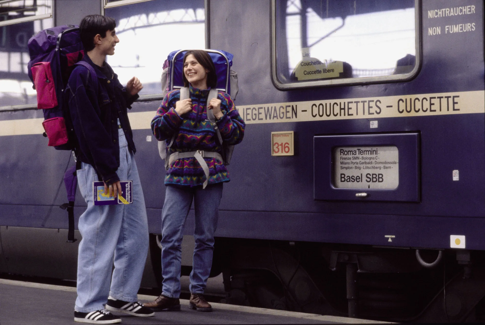 Interrailreisende vor dem Nachtzug Rom–Basel im Bahnhof Basel SBB, 1994.