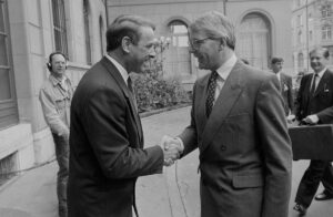 Le Premier ministre britannique John Major accueilli par Adolf Ogi en 1993 à Berne.