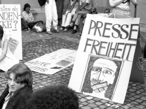 Kundgebung zur Pressefreiheit auf dem Münsterhof Zürich am 8.8.1980, fotografiert von Gertrud Vogler.