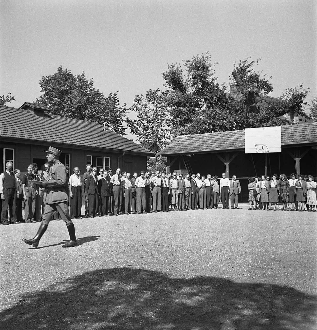 Flüchtlinge im Genfer Auffanglager Stade de Varembé, 1942.