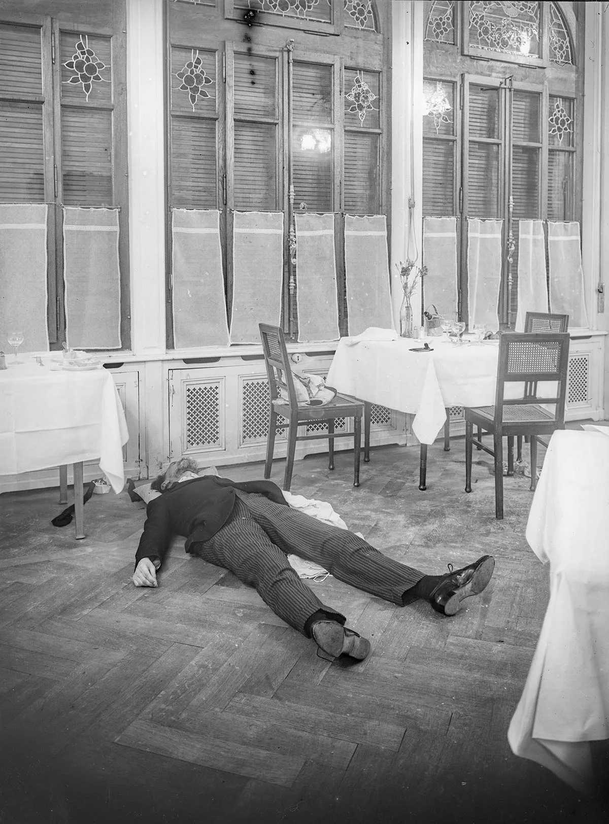 Polizeifoto der Leiche von Waclaw Worowski im Hôtel Cécil in Lausanne.