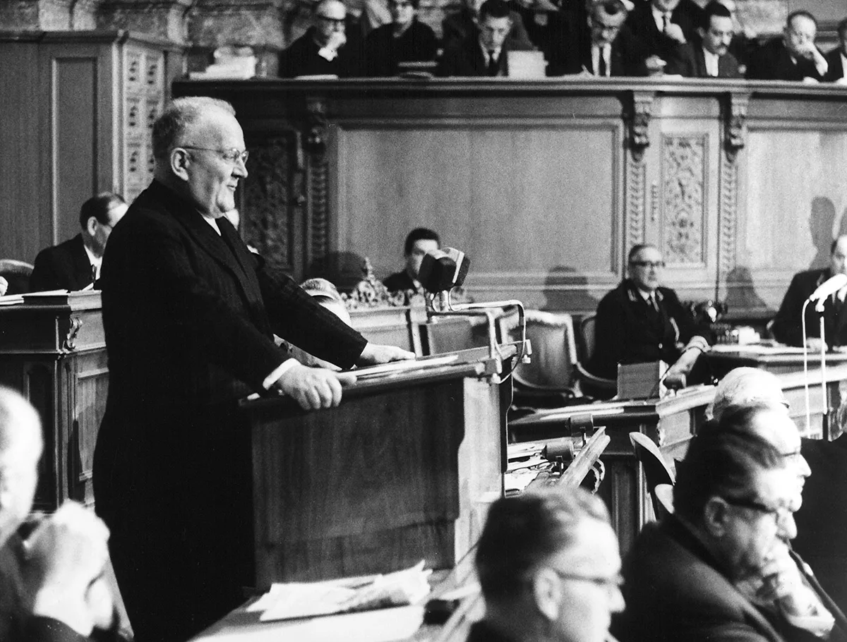 Marcel Beck hält 1965 eine Rede im Nationalratssaal.