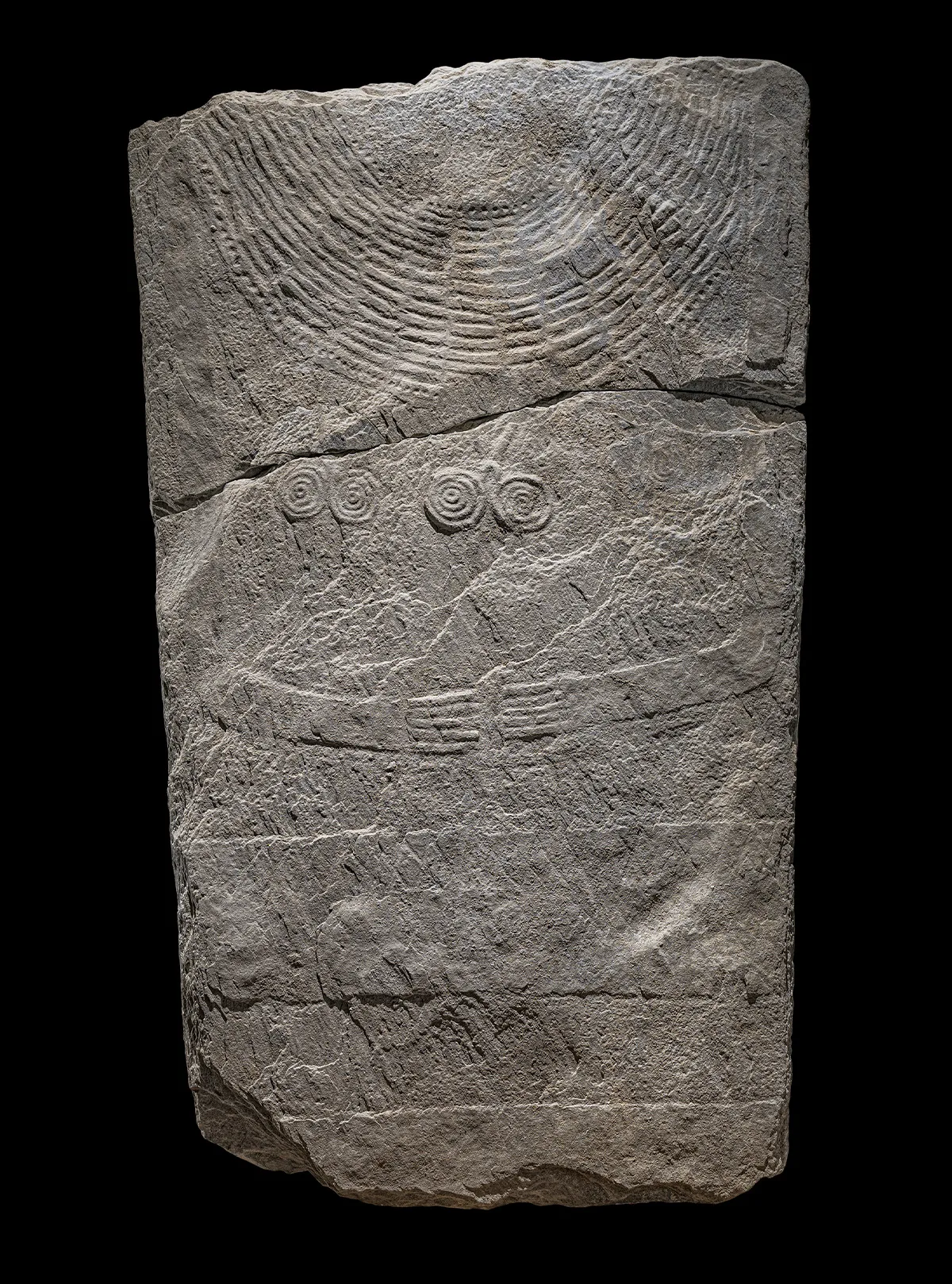 Menschenförmige Stele «Don Bosco 2» mit Unterarmen und Händen, Gürtel und Halsschmuck mit Doppelspiralanhängern. Marmor. 3000–2500 v. Chr. Schweiz, Kanton Wallis, Sitten.