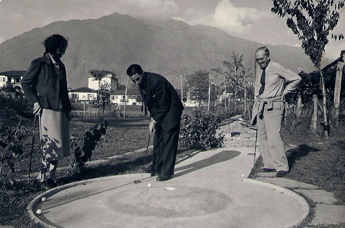 Die Minigolfanlage von Ascona bei ihrer Eröffnung 1954.