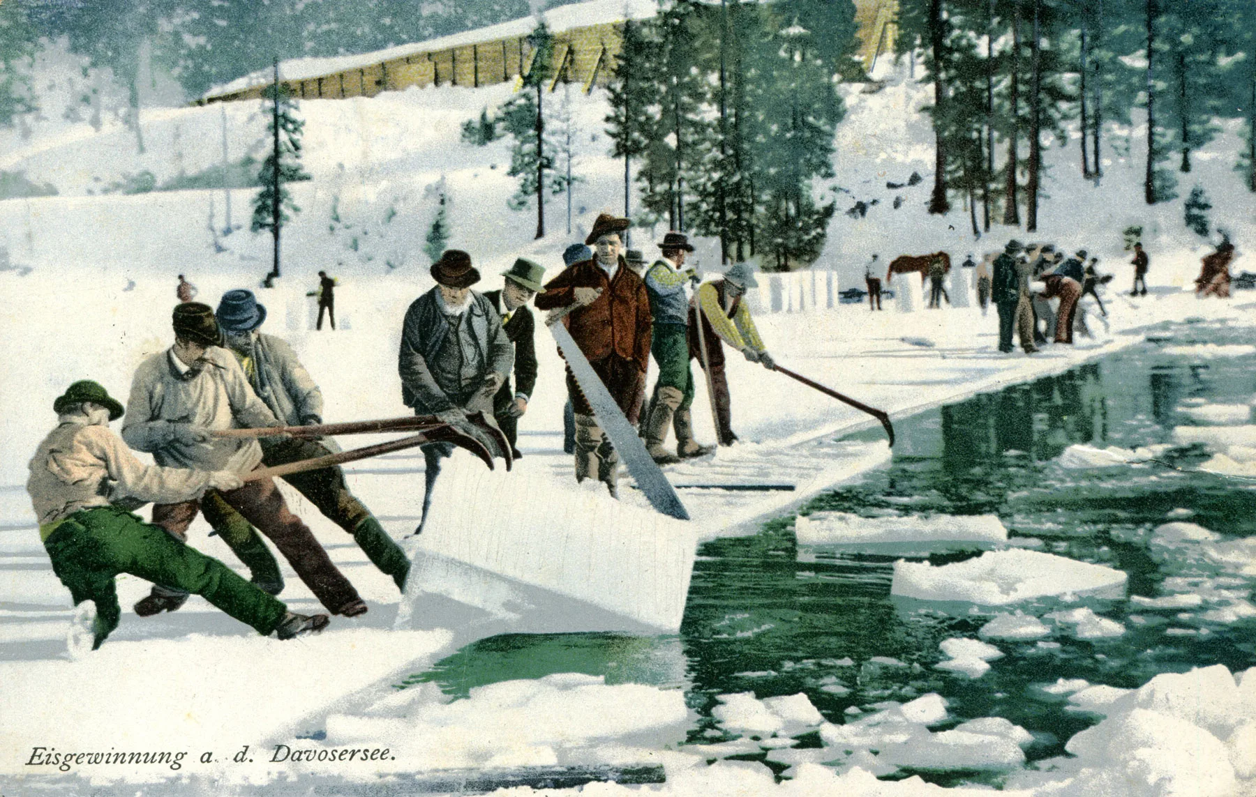 Eine kolorierte Postkarte zeigt die Eisgewinnung am Davosersee, um 1920.