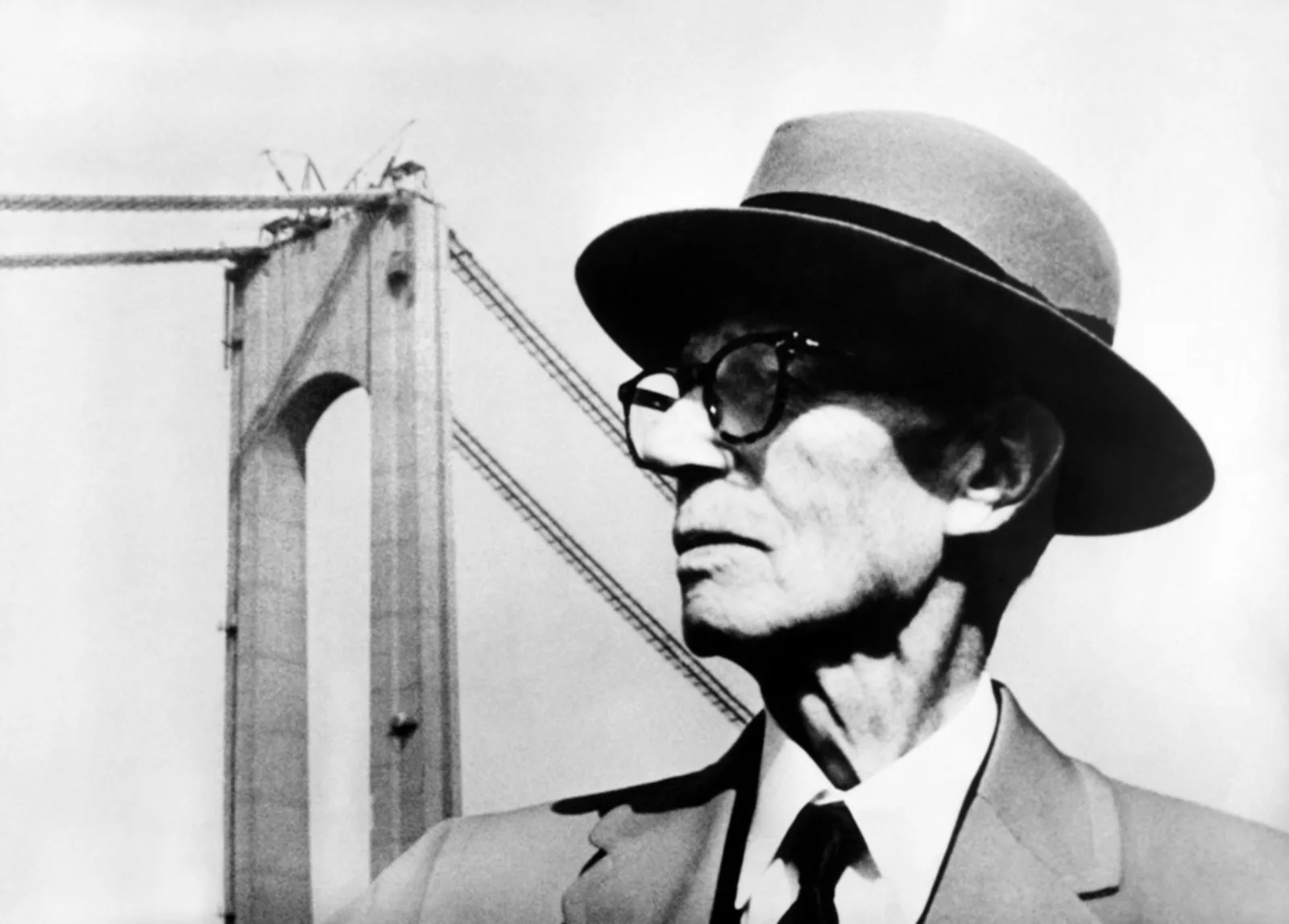 Othmar Ammann vor der Verrazano Narrows Bridge, um 1960.